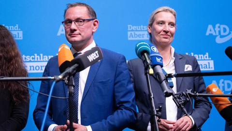 Tino Chrupalla und Alice Weidel stehen während einer Pressekonferenz auf dem Bundesparteitag der AfD nebeneinander.