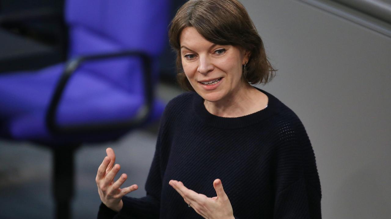 Die Abgeordnete Emmi Zeulner steht am Rednerpult spricht im Deutschen Bundestag. Sie gestikuliert dabei mit den Händen. Die Abgeordnete Emmi Zeulner steht am Rednerpult spricht im Deutschen Bundestag. Sie gestikuliert dabei mit den Händen.