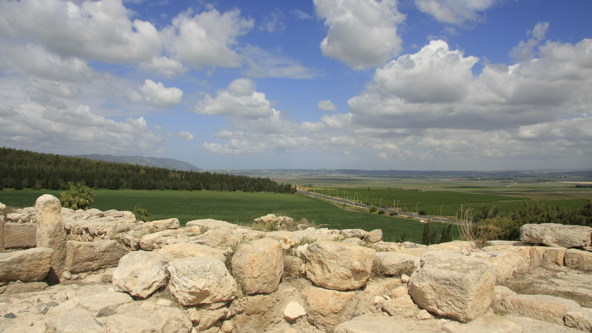 Blick über das Tal von Tel Megiddo in Israel. Im Vordergrund eine Steinmauer. Blick über das Tal von Tel Megiddo in Israel. Im Vordergrund eine Steinmauer.