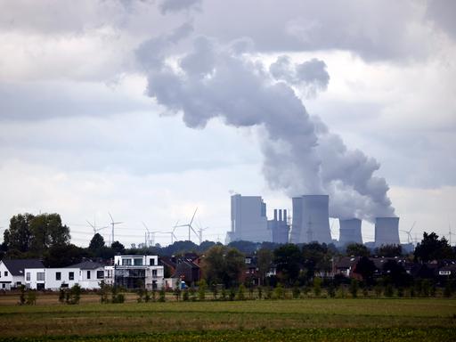 Strommasten und Windräder rund um das Kohlekraftwerk Neurath des Stromkonzerns RWE