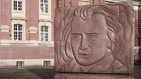 Vor der Laeiszhalle in Hamburger Musikhalle steht auf dem Johannes Brahms Platz ein Kubus, auf dem auch das junge Konterfei von Brahms in Stein gemeißelt ist.