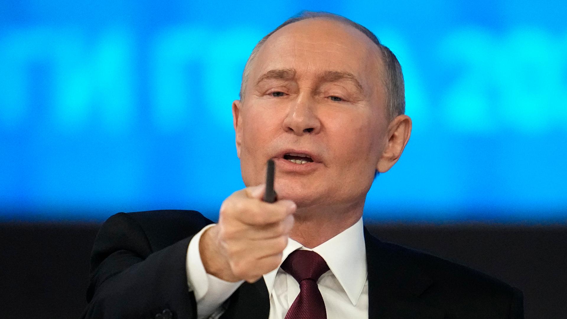 Präsident Putin gestikuliert mit einem Stift Präsident Putin gestikuliert mit einem Stift