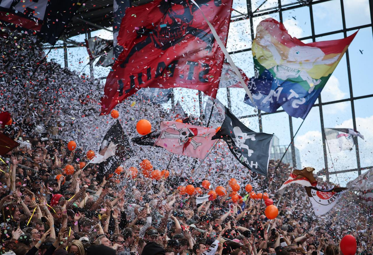 Millerntor-Stadion: Fans von St. Pauli feiern vor dem Spiel.