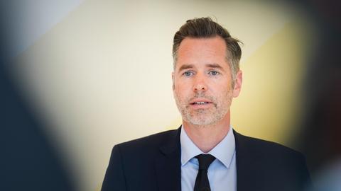 Franktionsvorsitzender Christian Dürr (FDP) im Portrait bei der Pressekonferenz zur Entscheidung des Bundesverfassungsgericht zum Gebäudeenergiegesetz (GEG) am 06.07.2023.