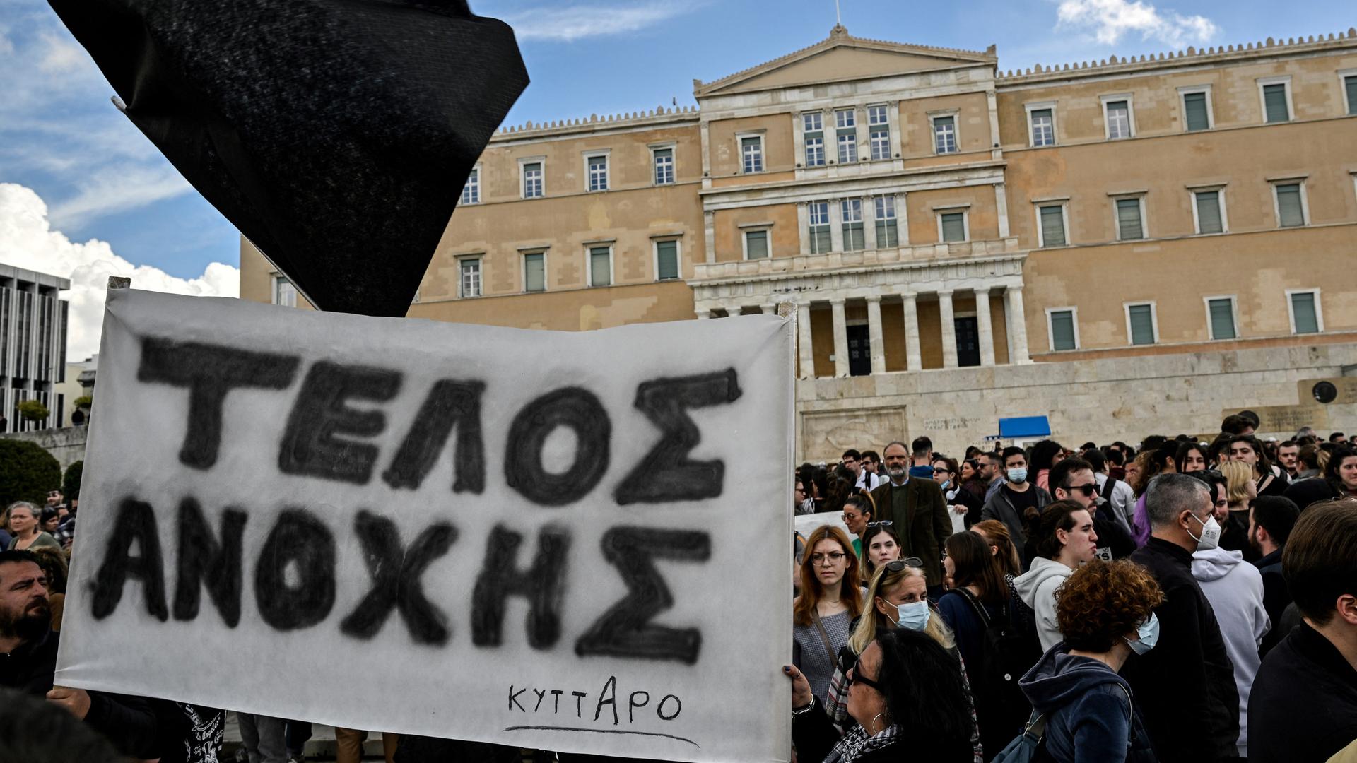 Zu sehen sind Demonstranten in Athen am 5. März 2023 nach dem schweren Zugunglück von Larisa wenige Tage zuvor. Dabei starben 57 Menschen.