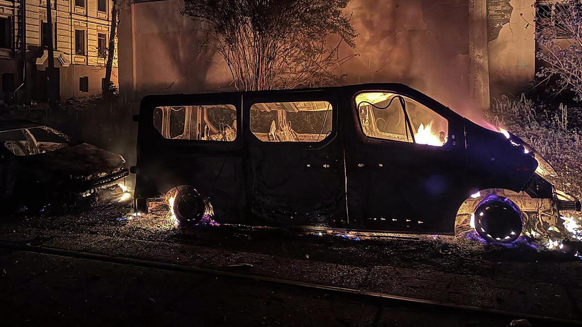 Ausgebrannte Autowracks nach einem russischen Raketenangriff auf die ukrainische Hauptstadt Kiew Ausgebrannte Autowracks nach einem russischen Raketenangriff auf die ukrainische Hauptstadt Kiew