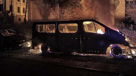 Ausgebrannte Autowracks nach einem russischen Raketenangriff auf die ukrainische Hauptstadt Kiew