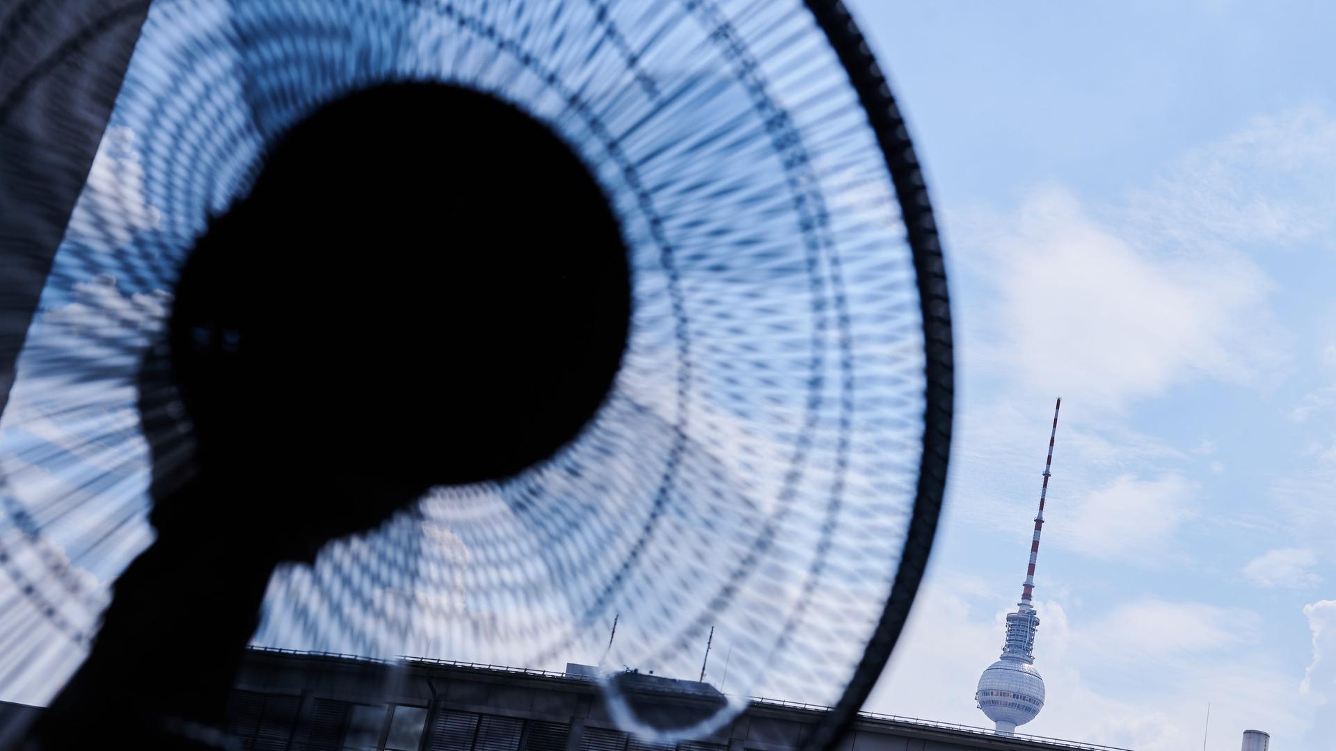 In einer Wohnung läuft der Ventilator vor dem Fenster in der Nähe des Fernsehturmes. 