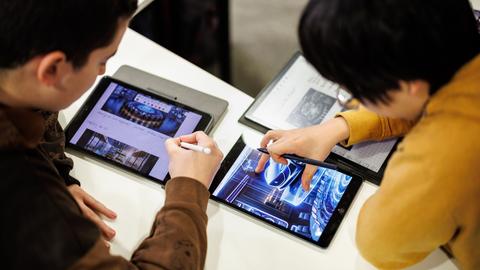 Schüler arbeiten mit ihren Tablets in einer Unterrichtsstunde zum Thema Deepfakes und künstlicher Intelligenz.