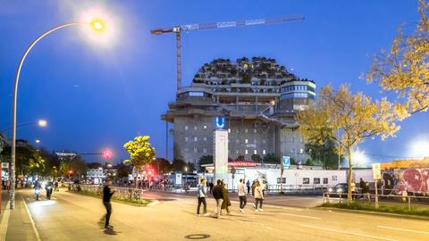 Blick auf den Grünen Bunker am Heiliggeistfeld. Seit 2019 wird der graue Hochbunker an der Feldstraße mit einem fünfstöckigen Pyramidenbau mit Dachgarten, Hotel, Multifunktionshalle, Ausstellungsräumen, Flächen für Stadtteilinitiativen und Urban Gardening sowie Gedenkorte für Opfer des NS-Regimes aufgestockt.