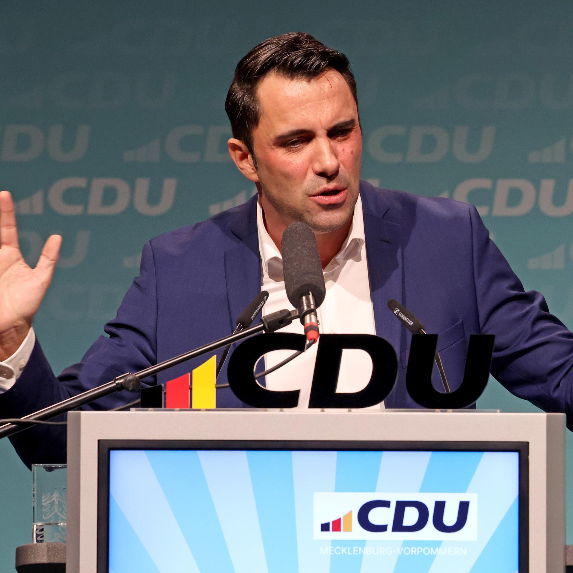 Daniel Peters, CDU-Partei- und Fraktionschef in Mecklenburg-Vorpommern, gestikuliert während einer Rede am Rednerpult.