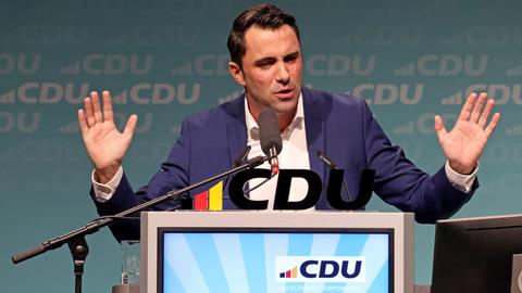Daniel Peters gestikuliert während einer Rede