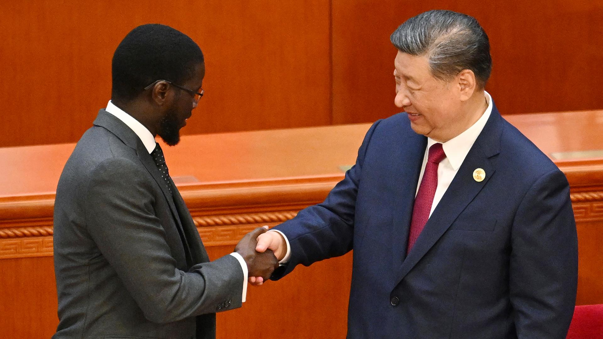 Chinas Präsident Xi Jinping schüttelt dem senegalesischen Präsidenten Bassirou Diomaye Faye (li) am Ende der Eröffnungszeremonie des Forums für chinesisch-afrikanische Zusammenarbeit (FOCAC) in der Großen Halle des Volkes in Peking die Hand