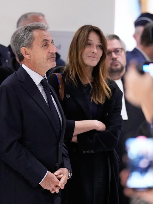 Der frühere Staatspräsident Nicolas Sarkozy und seine Frau Carla Bruni im Gericht. Der frühere Staatspräsident Nicolas Sarkozy und seine Frau Carla Bruni im Gericht.