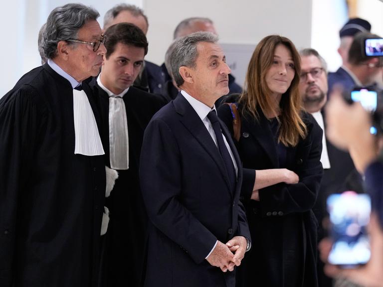 Der frühere Staatspräsident Nicolas Sarkozy und seine Frau Carla Bruni im Gericht. Der frühere Staatspräsident Nicolas Sarkozy und seine Frau Carla Bruni im Gericht.