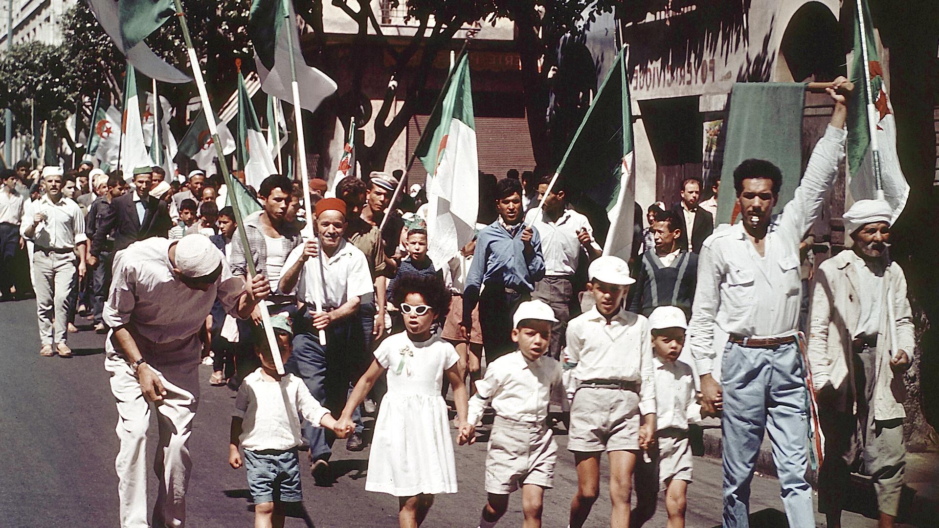 Algerier demonstrieren 1962 in der Belcour Hauptstraße Rue de Lyon für die Unabhängigkeit ihres Landes. 