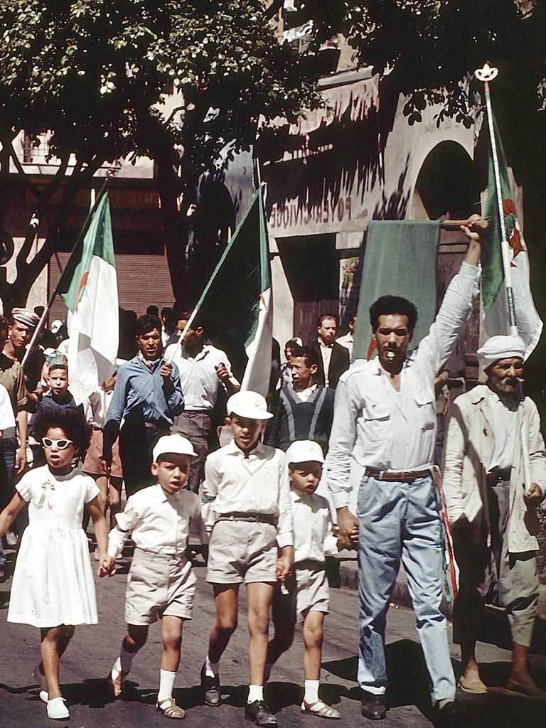 Algerier demonstrieren 1962 in der Belcour Hauptstraße Rue de Lyon für die Unabhängigkeit ihres Landes. 