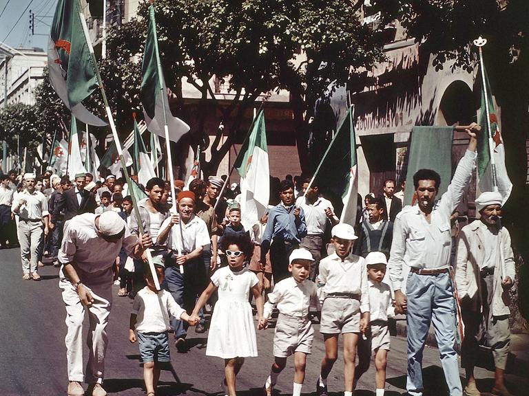 Algerier demonstrieren 1962 in der Belcour Hauptstraße Rue de Lyon für die Unabhängigkeit ihres Landes. 