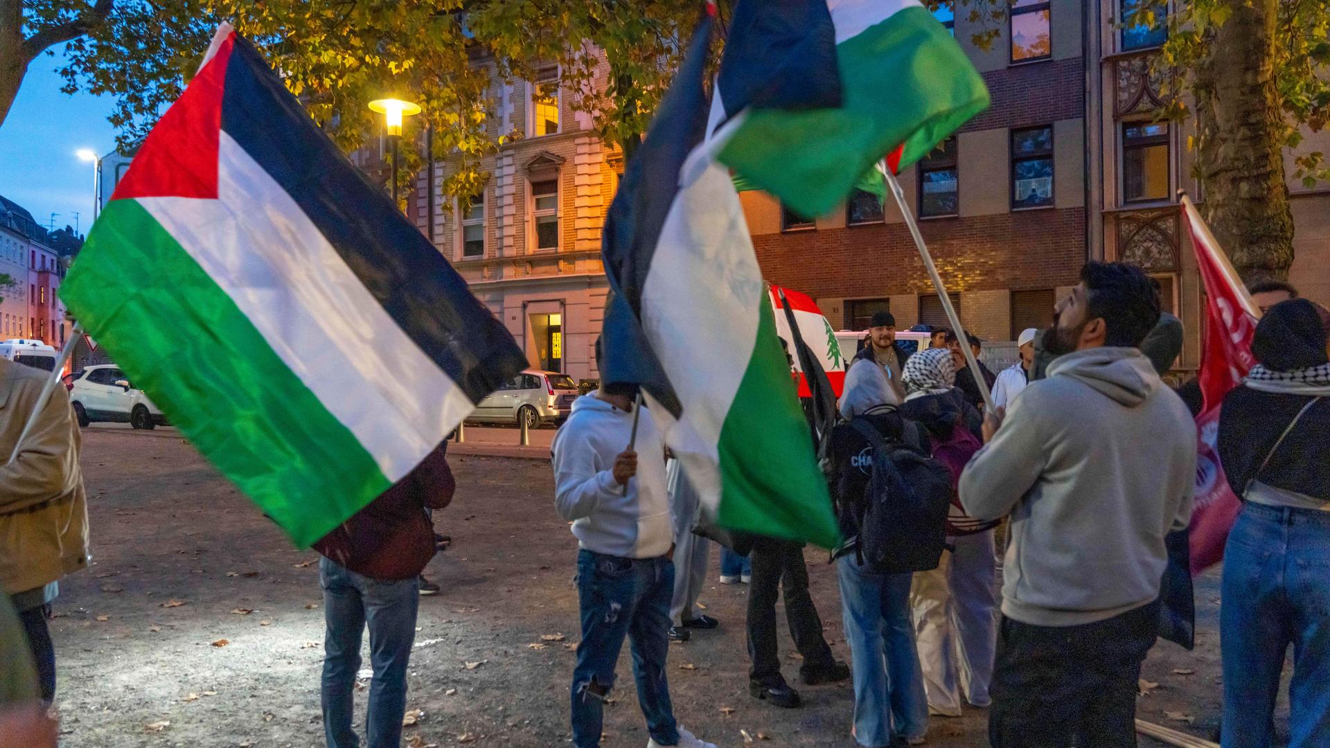 Demonstration von Pro-palästinensische Aktivisten in Duisburg-Hochfeld.
