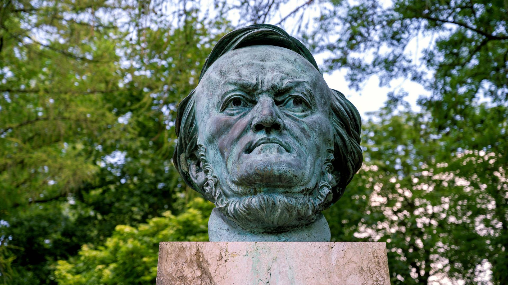 Auf dem Bild ist eine grüne Büste Richard Wagners zu sehen. 