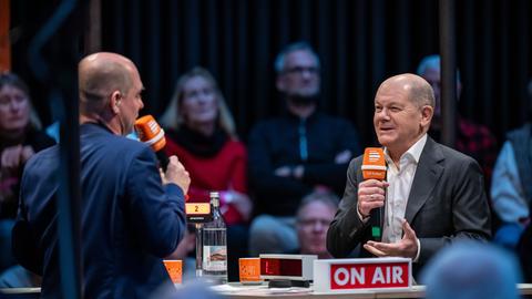 Bundeskanzler Olaf Scholz (SPD, r) nimmt an der Live-Radioshow "Studio 9" des Deutschlandfunk Kultur teil. 