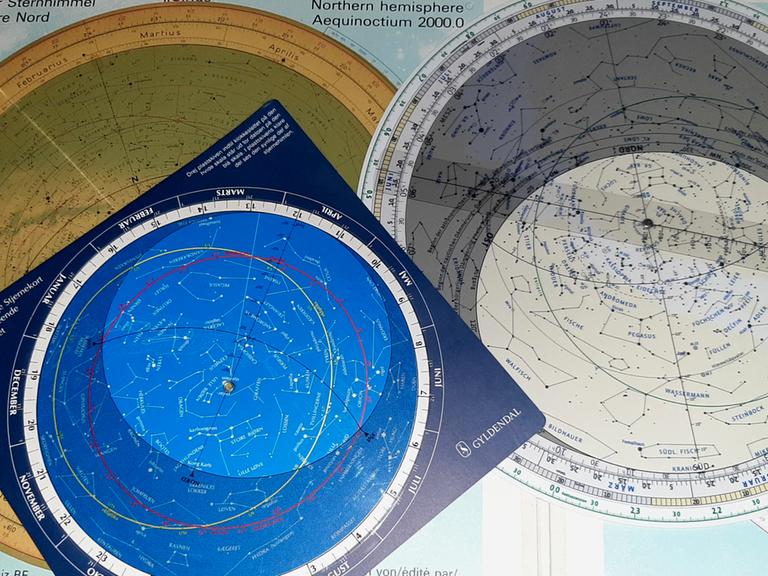 Verschiedene Modelle von drehbaren Sternkarten. 