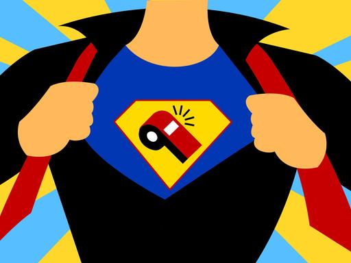 Illustration einer Person im Superheldenanzug mit Trillerpfeife auf der Brust.