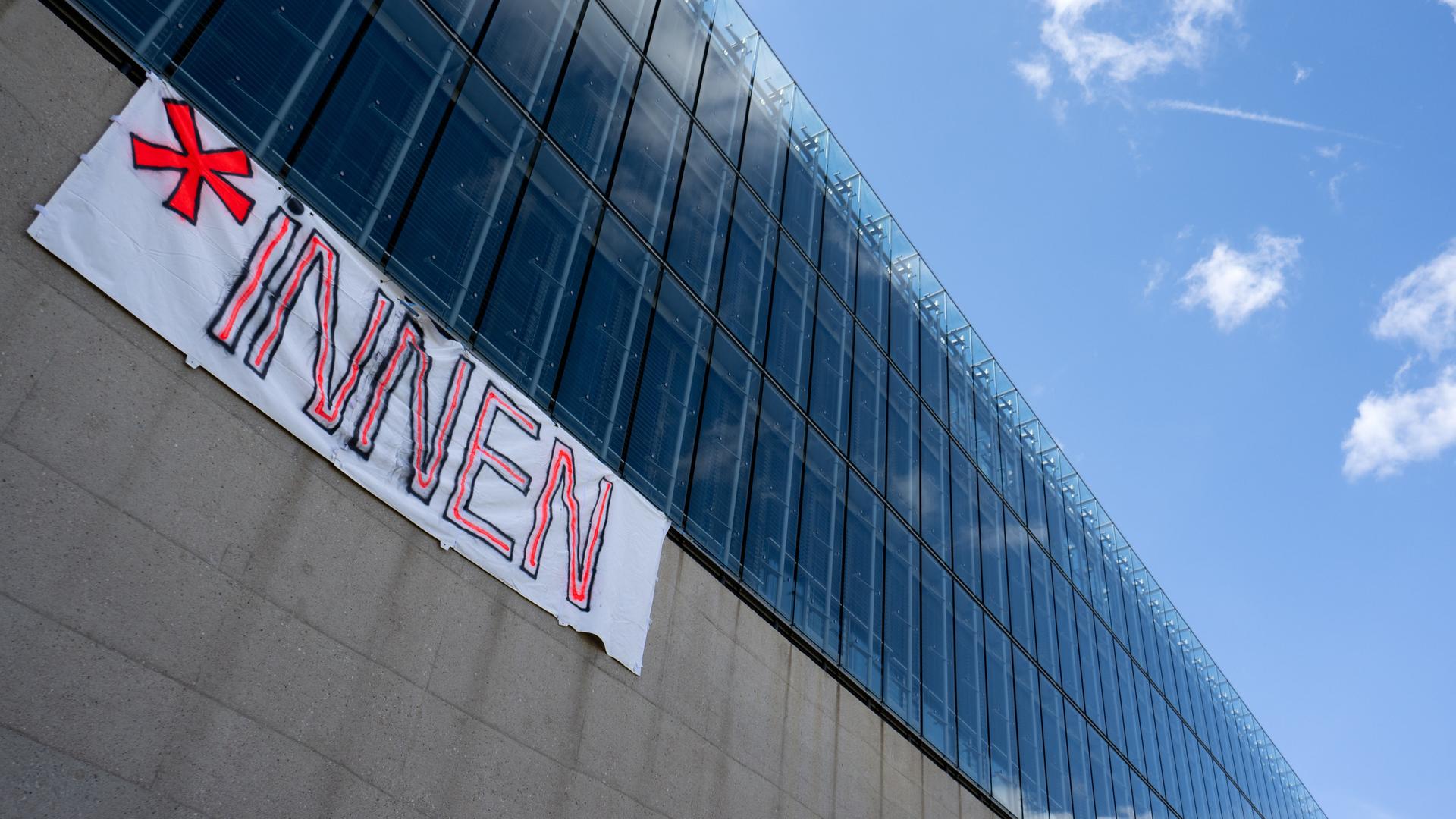 Ein Plakat mit der Aufschrift „*innen“ an der Hochschule für Fernsehen und Film München Ein Plakat mit der Aufschrift „*innen“ an der Hochschule für Fernsehen und Film München