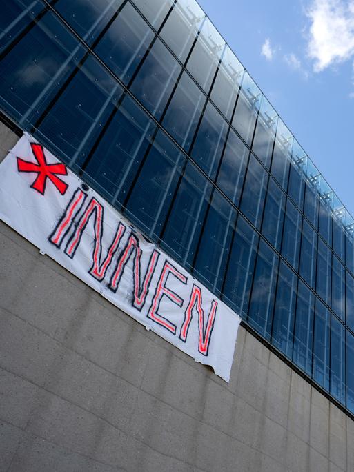 Ein Plakat mit der Aufschrift „*innen“ an der Hochschule für Fernsehen und Film München