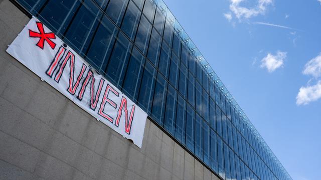 Ein Plakat mit der Aufschrift „*innen“ an der Hochschule für Fernsehen und Film München