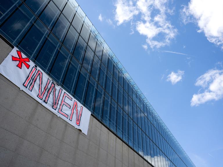 Ein Plakat mit der Aufschrift „*innen“ an der Hochschule für Fernsehen und Film München
