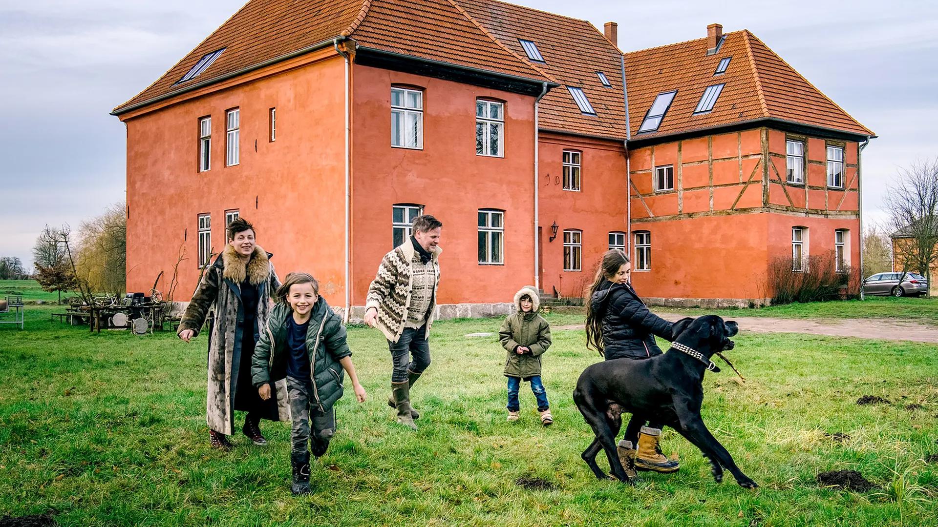 Christina von Ahlefeldt und Knut Splett-Henning mit ihren drei Kindern vor ihrem Gutshaus in Mecklenburg-Vorpommern. Aus einer Folge der NDR Dokuserie: "Mit Mut, Mörtel und ohne Millionen". Christina von Ahlefeldt und Knut Splett-Henning mit ihren drei Kindern vor ihrem Gutshaus in Mecklenburg-Vorpommern. Aus einer Folge der NDR Dokuserie: "Mit Mut, Mörtel und ohne Millionen".