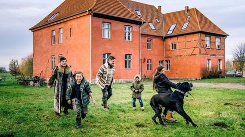Christina von Ahlefeldt und Knut Splett-Henning mit ihren drei Kindern vor ihrem Gutshaus in Mecklenburg-Vorpommern. Aus einer Folge der NDR Dokuserie: "Mit Mut, Mörtel und ohne Millionen". Christina von Ahlefeldt und Knut Splett-Henning mit ihren drei Kindern vor ihrem Gutshaus in Mecklenburg-Vorpommern. Aus einer Folge der NDR Dokuserie: "Mit Mut, Mörtel und ohne Millionen".