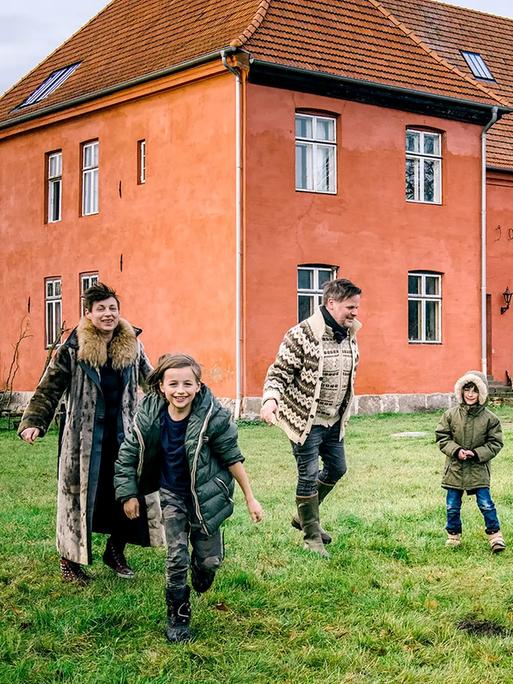 Christina von Ahlefeldt und Knut Splett-Henning mit ihren drei Kindern vor ihrem Gutshaus in Mecklenburg-Vorpommern. Aus einer Folge der NDR Dokuserie: "Mit Mut, Mörtel und ohne Millionen".