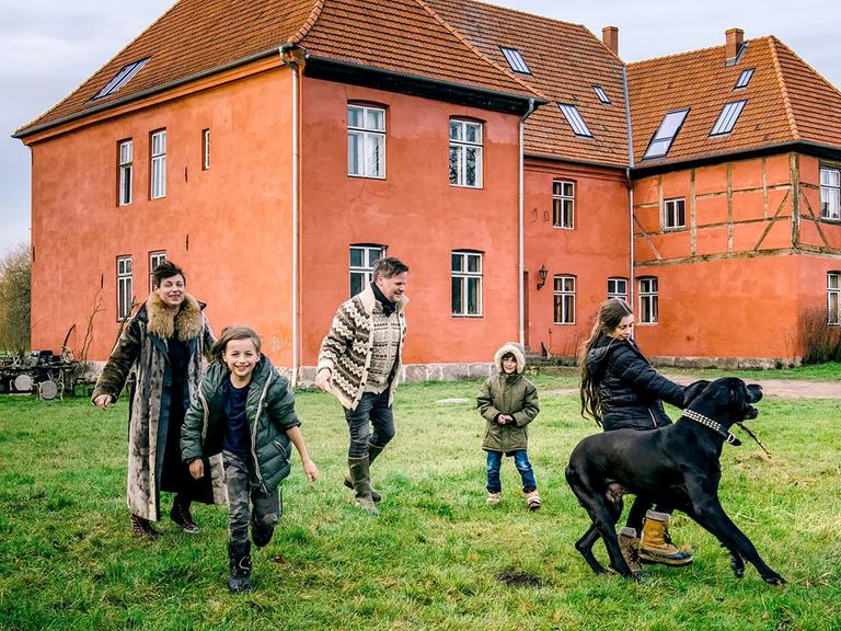 Christina von Ahlefeldt und Knut Splett-Henning mit ihren drei Kindern vor ihrem Gutshaus in Mecklenburg-Vorpommern. Aus einer Folge der NDR Dokuserie: "Mit Mut, Mörtel und ohne Millionen".