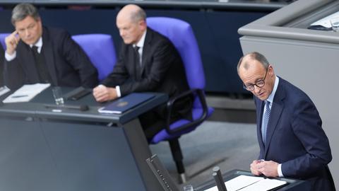 Kanzlerkandidat Friedrich Merz (CDU) spricht im Bundestag.