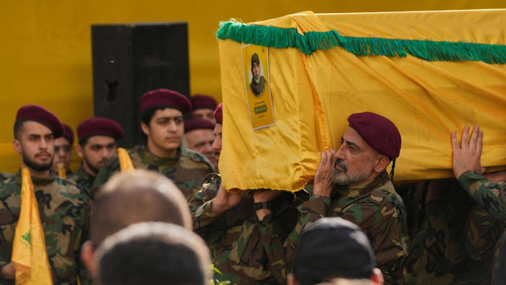 Hisbollah-Kämpfer tragen den gelb-grün geschmückten Sarg von Haitham Ali Tabatabai, dem Generalstabschef der Hisbollah, während eines Trauerzuges.