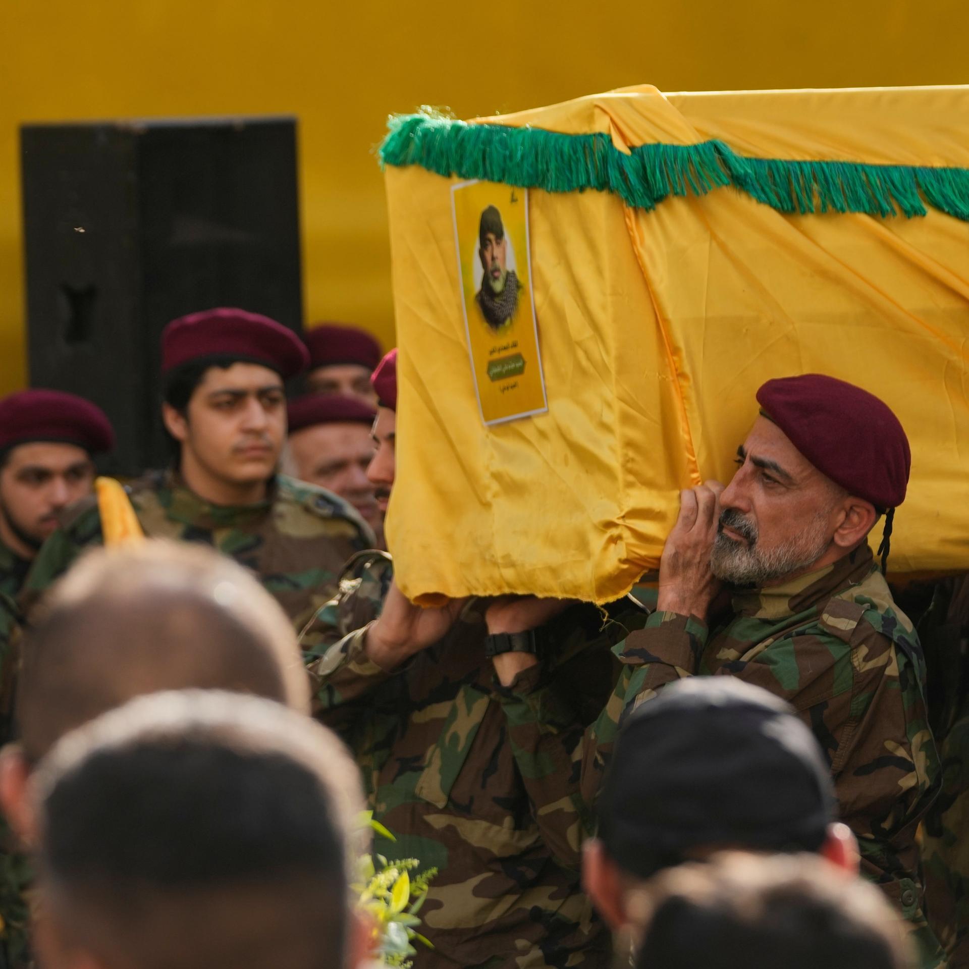 Hisbollah-Kämpfer tragen den gelb-grün geschmückten Sarg von Haitham Ali Tabatabai, dem Generalstabschef der Hisbollah, während eines Trauerzuges.