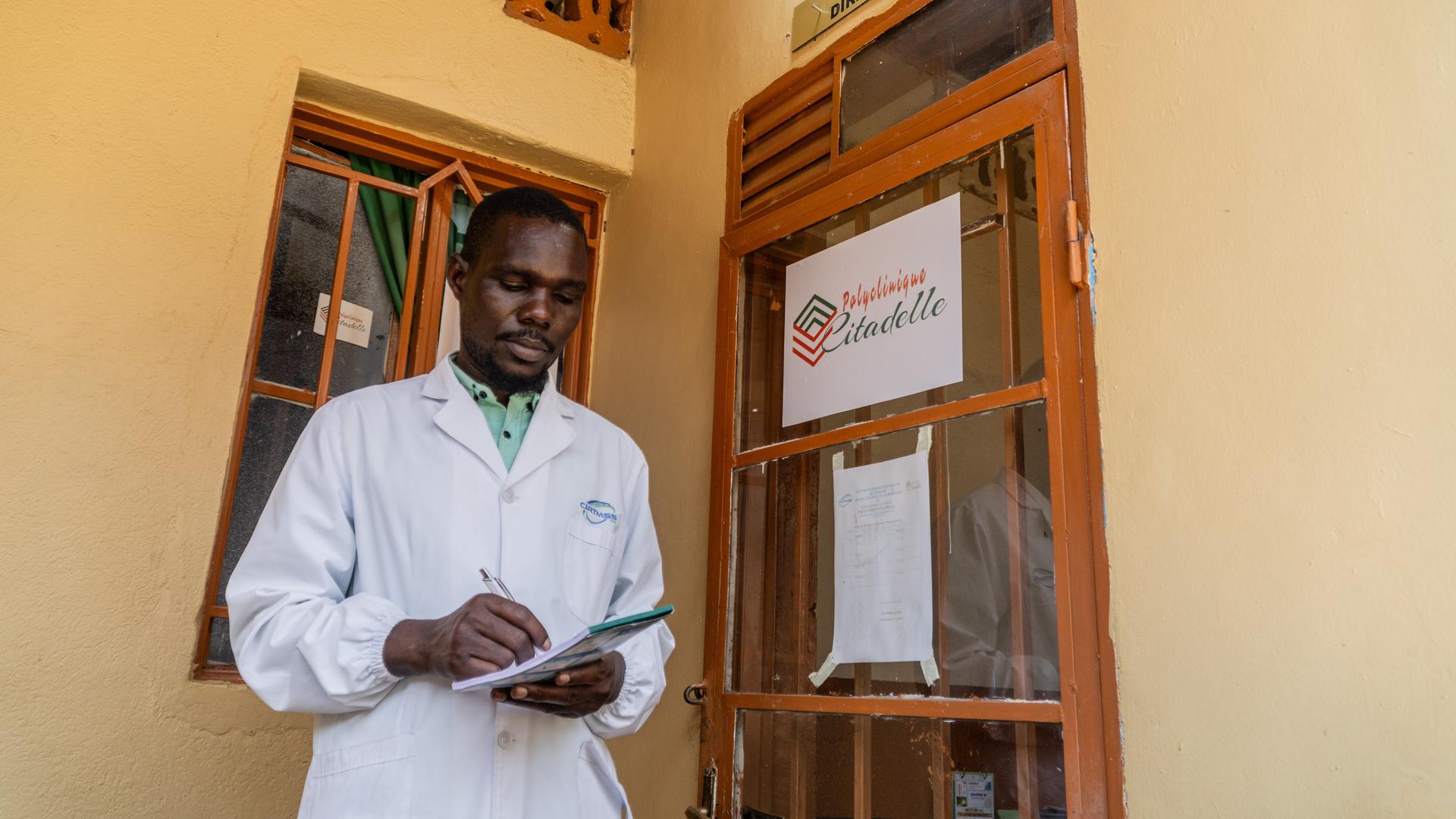 Ein kongolesischer Arzt steht vor dem Eingang seiner Klinik in der Stadt Bunia. Ein kongolesischer Arzt steht vor dem Eingang seiner Klinik in der Stadt Bunia.