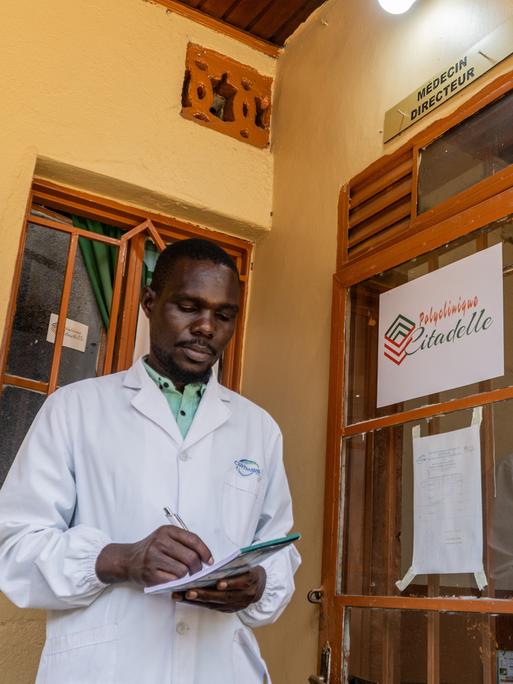 Ein kongolesischer Arzt steht vor dem Eingang seiner Klinik in der Stadt Bunia. Ein kongolesischer Arzt steht vor dem Eingang seiner Klinik in der Stadt Bunia.