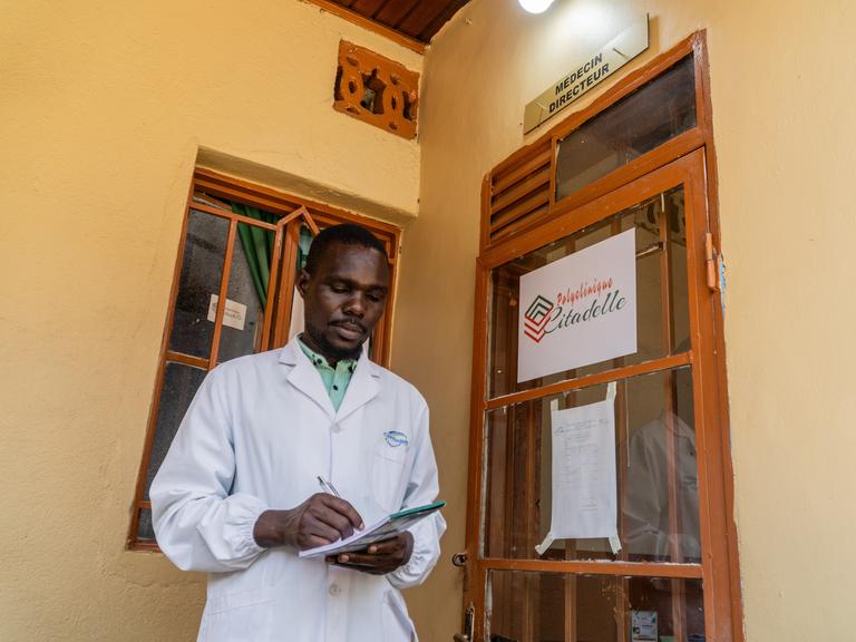 Ein kongolesischer Arzt steht vor dem Eingang seiner Klinik in der Stadt Bunia. Ein kongolesischer Arzt steht vor dem Eingang seiner Klinik in der Stadt Bunia.