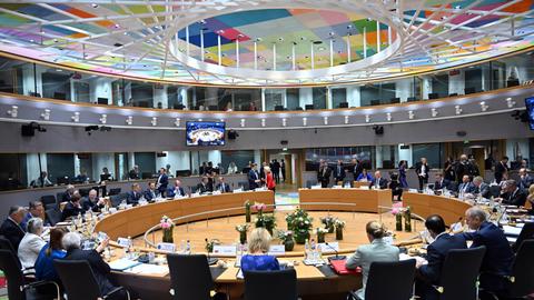 Die EU-Staats- und Regierungschefs sitzen im Sitzungssatz des EU-Rats in Brüssel
