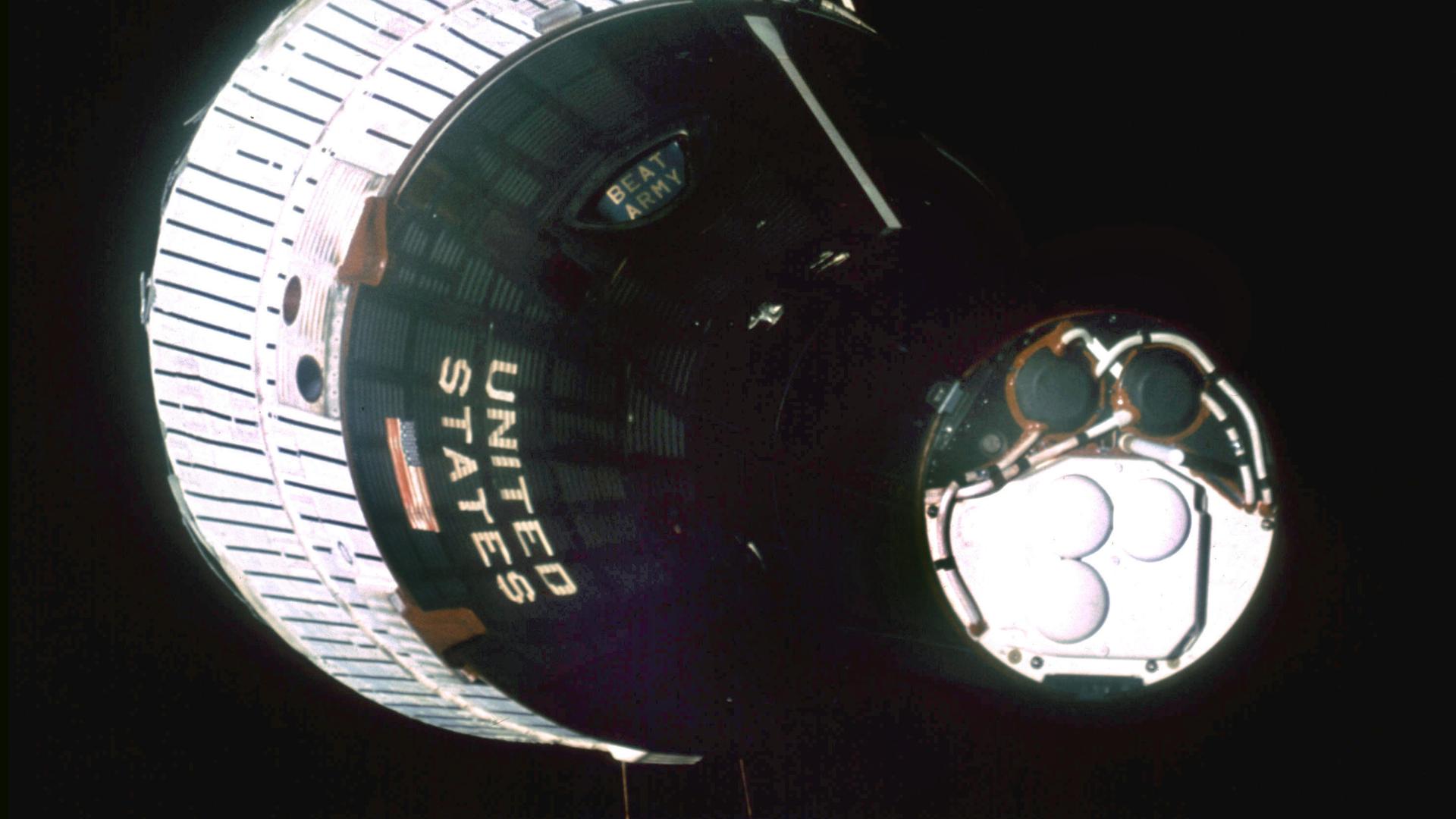 Eine Gemini-Kapsel während des Flugs im Weltall. 
