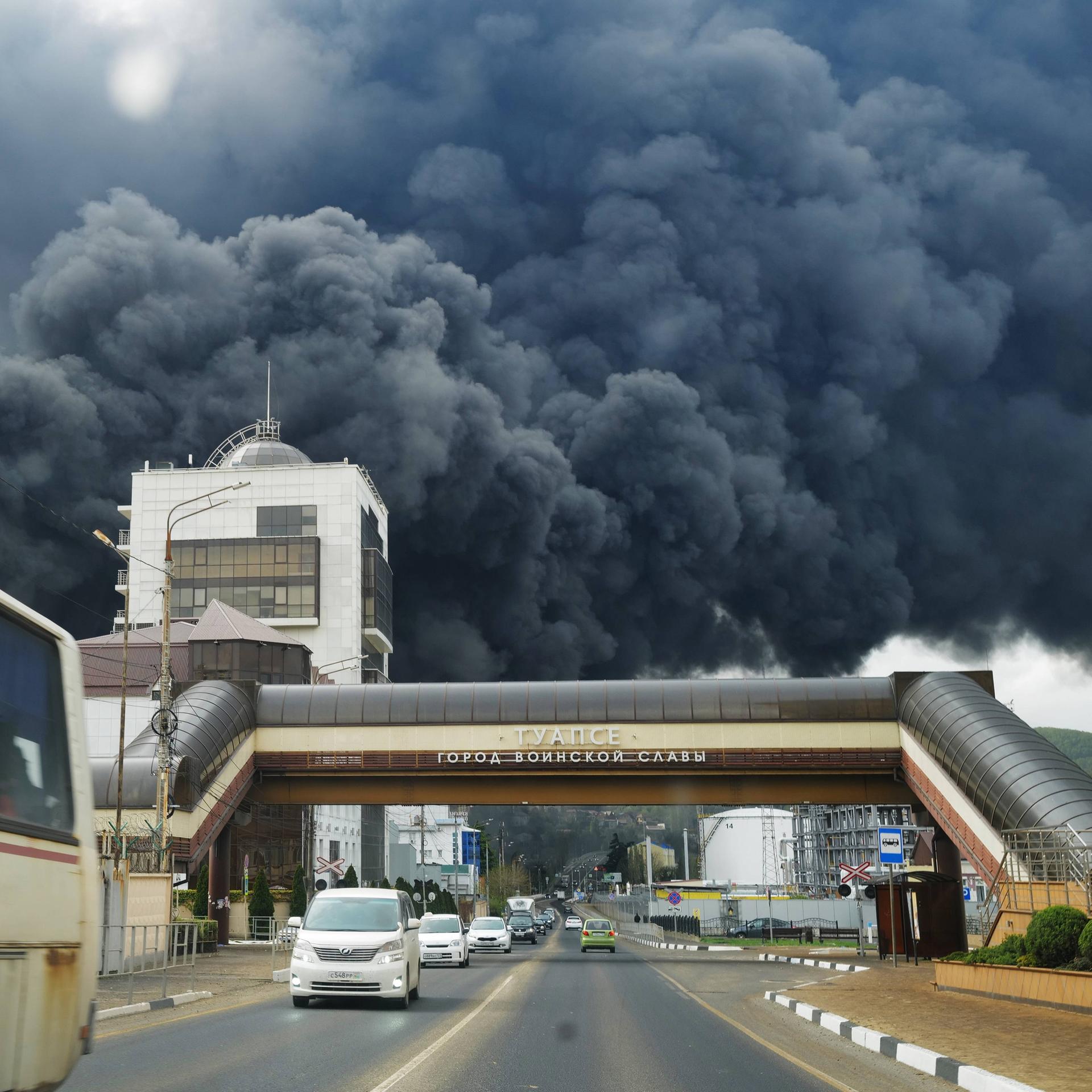 Rauch steigt bei einem Brand im russischen Ölterminal von Tuapse auf.