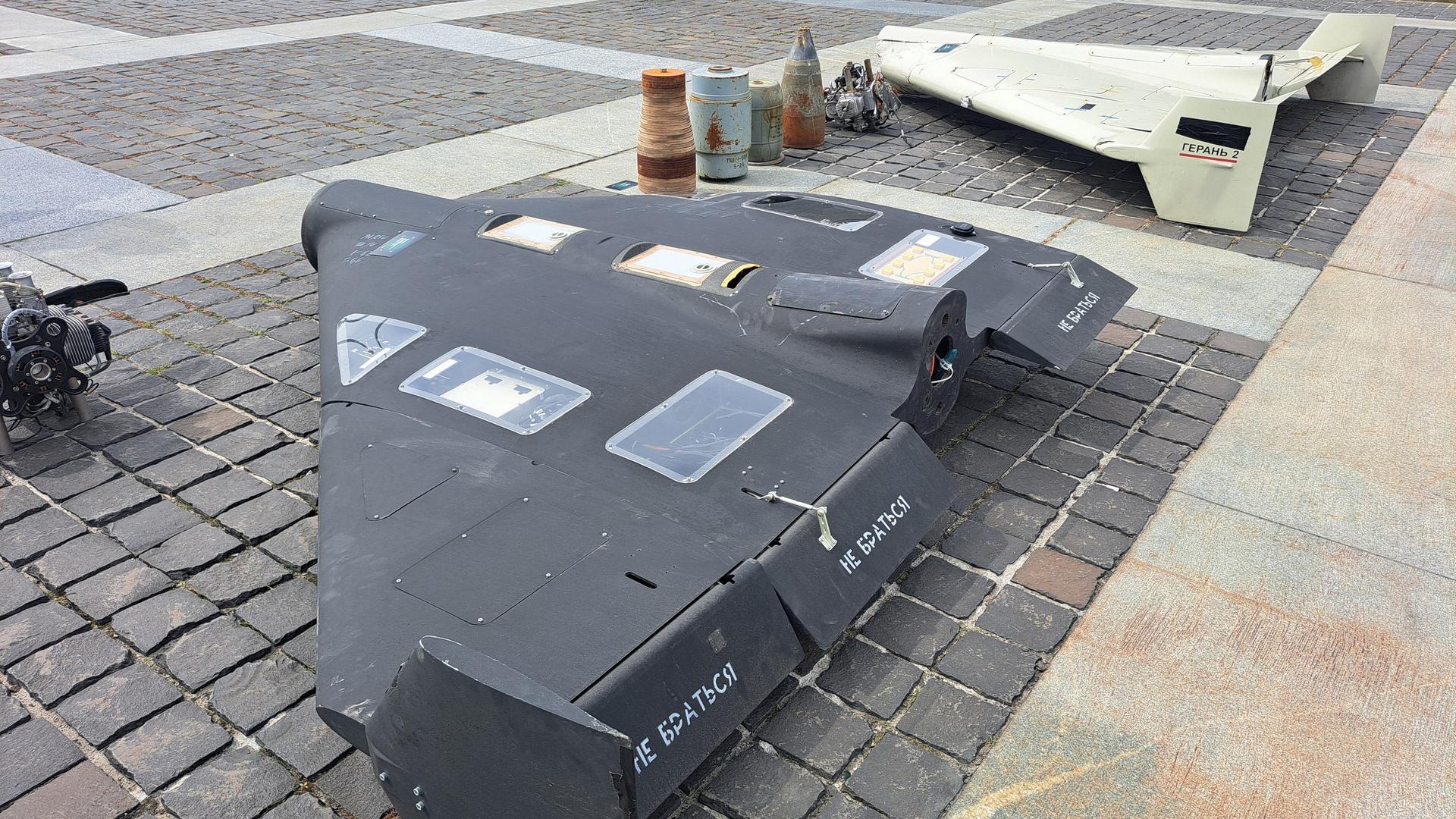 Ausgestellte über der Ukraine abgeschossene russische Kampfdrohnen iranischer Bauart des Typs «Geran 2» liegen nebeneinander auf dem Boden.