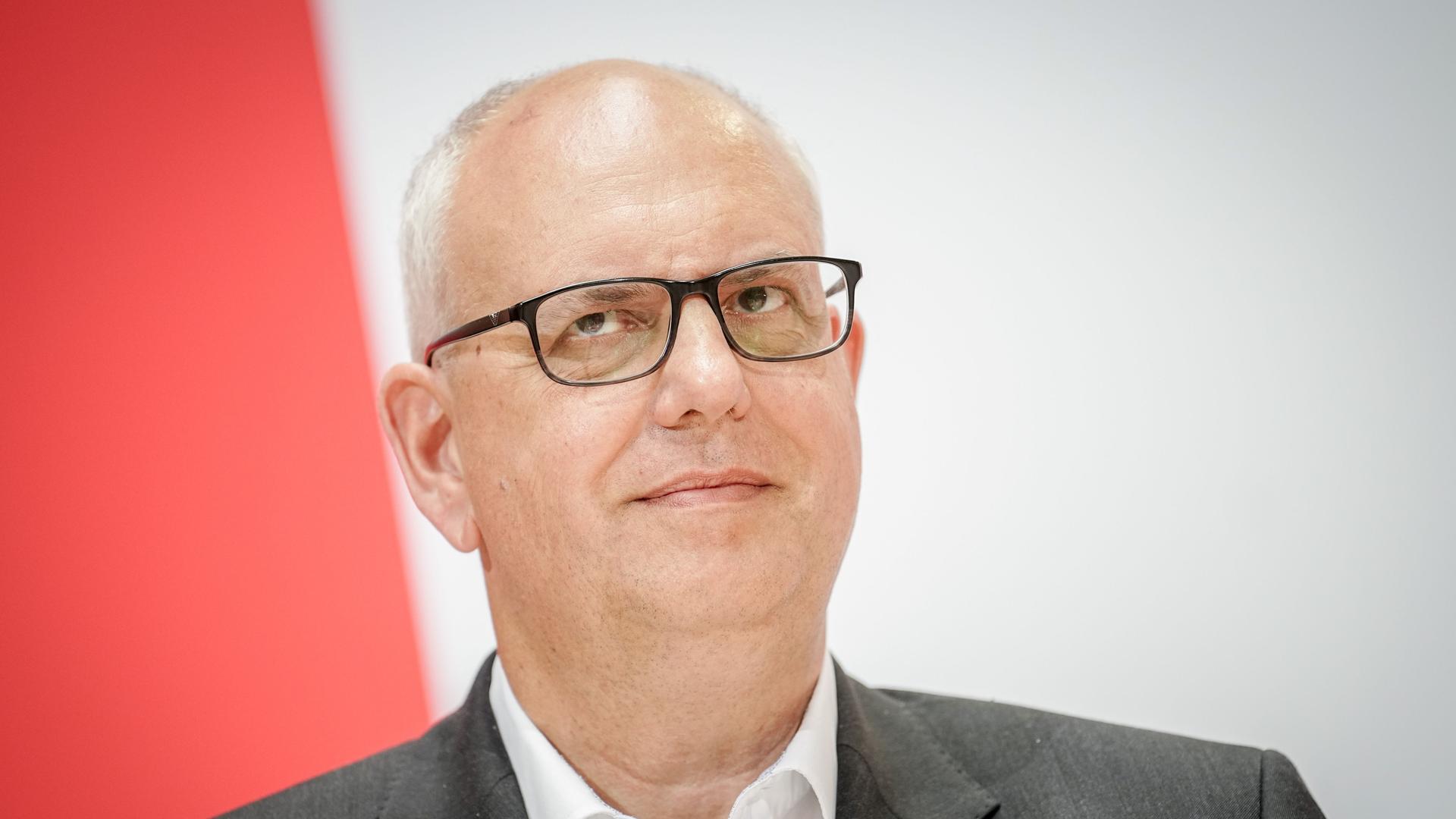 Andreas Bovenschulte von der Partei SPD ist Bürger-Meister in Bremen.