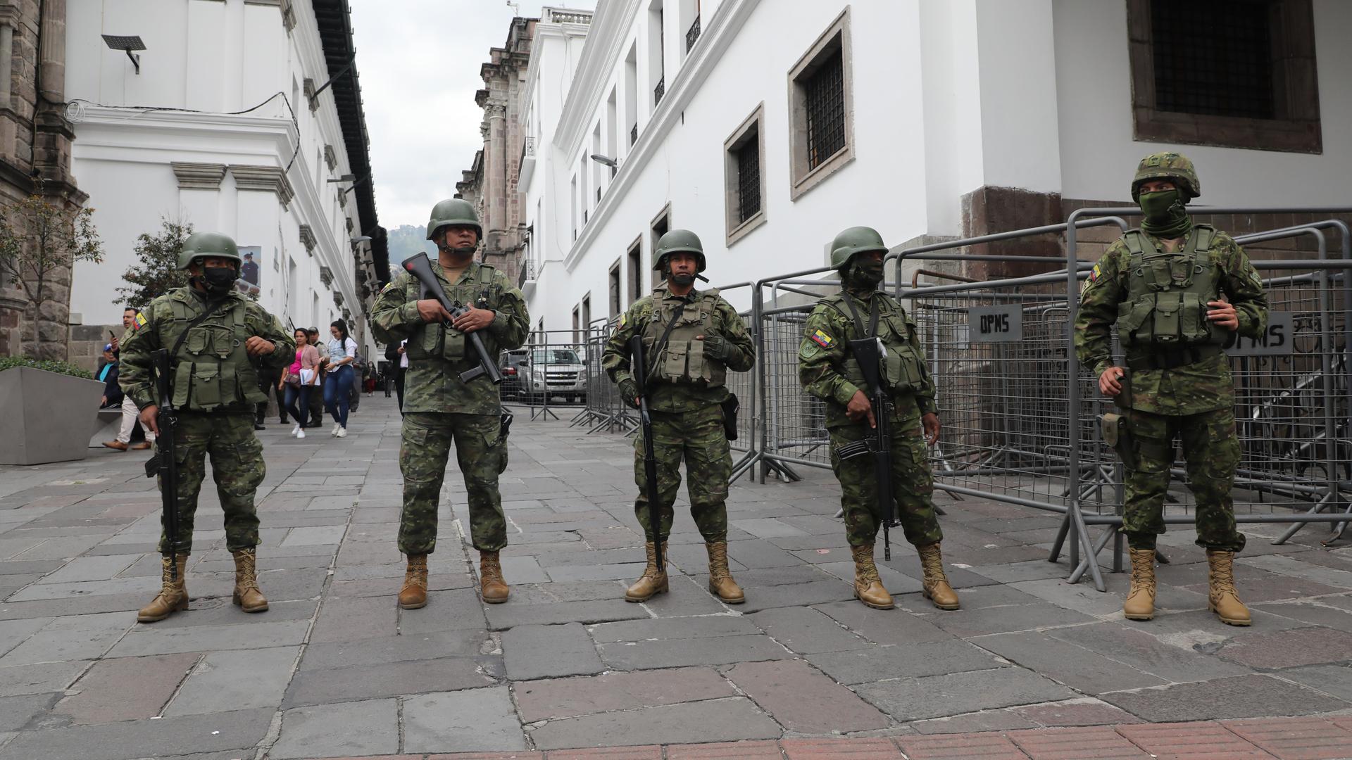 Soldaten in voller Montur riegeln eine Straße ab