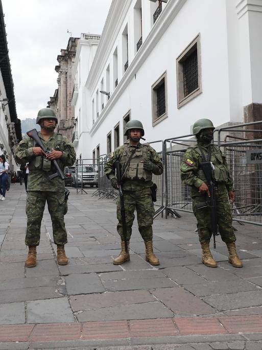 Soldaten in voller Montur riegeln eine Straße ab