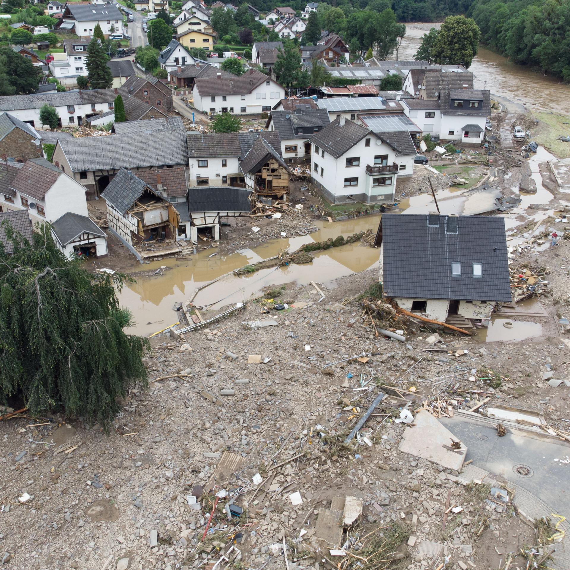Zerstörte Häuser und von Schlamm und Wasser bedeckte Straßen am Tag nach der Flutkatastrophe im Ahrtal