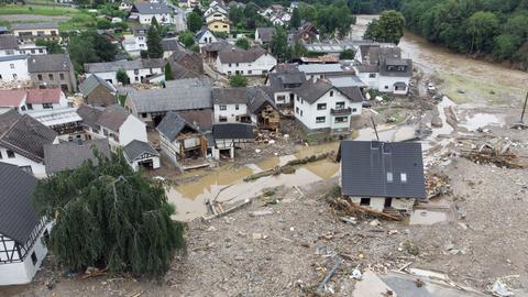 Zerstörte Häuser und von Schlamm und Wasser bedeckte Straßen am Tag nach der Flutkatastrophe im Ahrtal